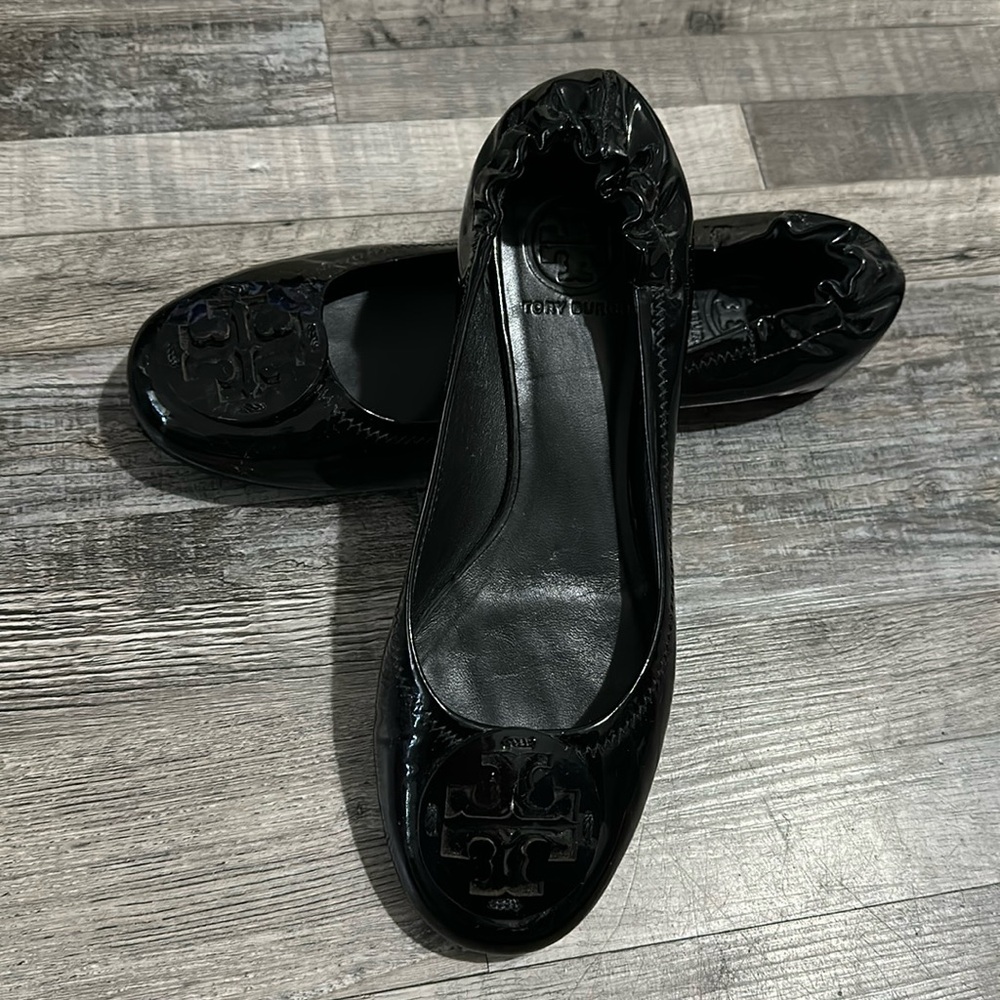 Tory Burch sz 8M Reva ballet flats black patent leather T medallion on Vamp